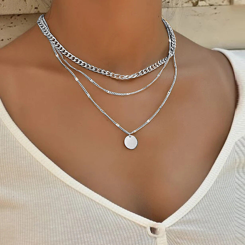 Elegant necklace in gold and silver look