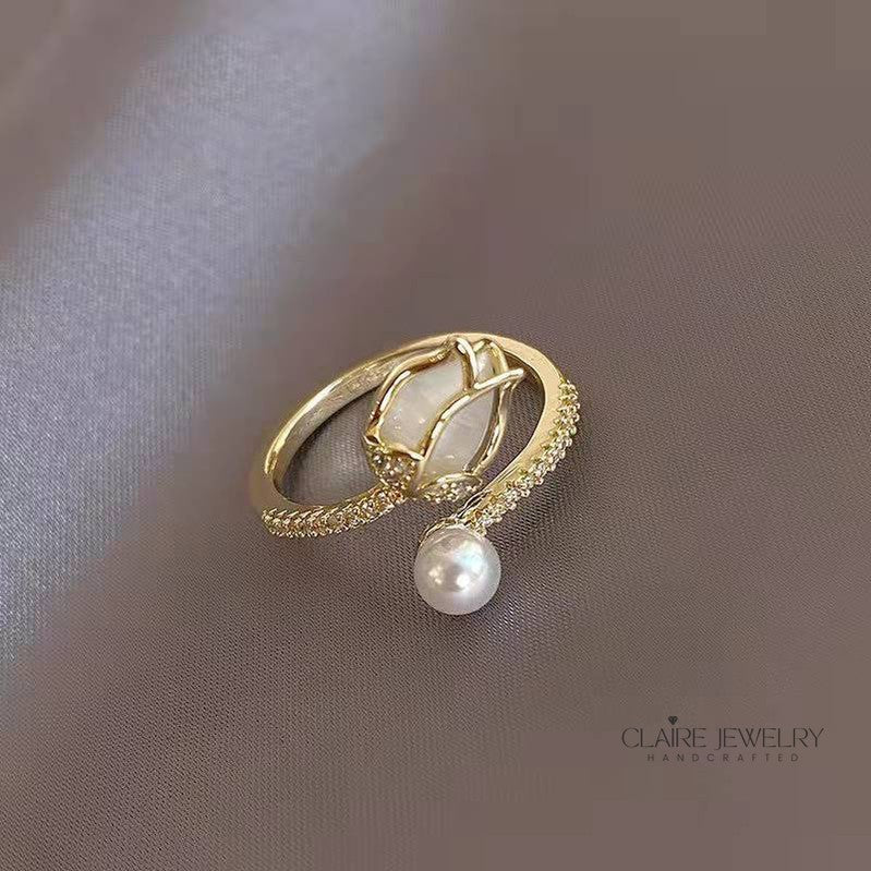 Adjustable white tulip ring with pearl in gold