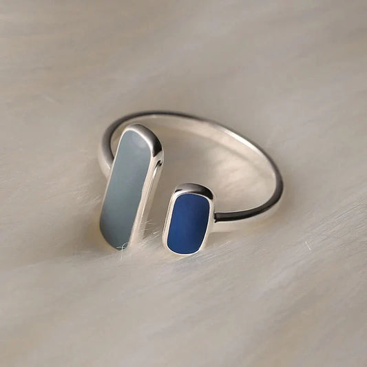 Elegant vintage silver ring with a radiant blue stone