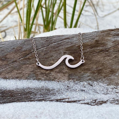 Elegant necklace with silver ocean wave design