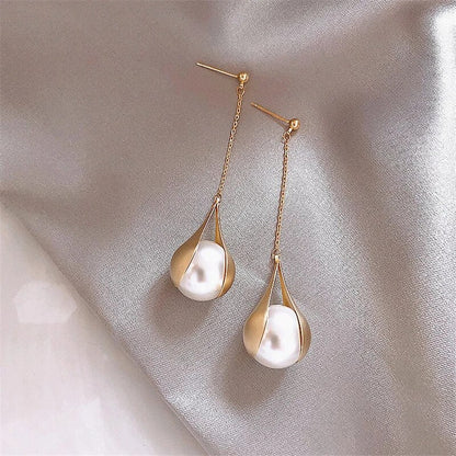 Elegant gold earrings with precious pearls