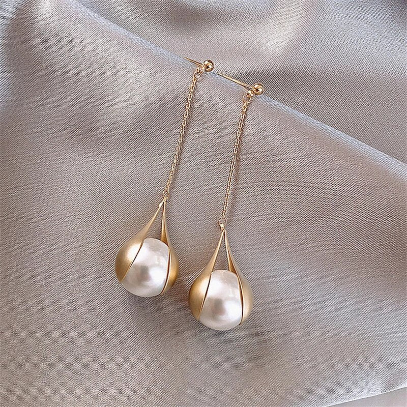 Elegant gold earrings with precious pearls