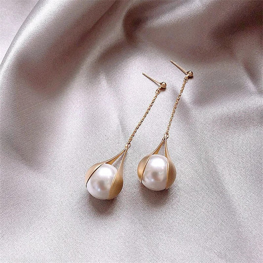 Elegant gold earrings with precious pearls