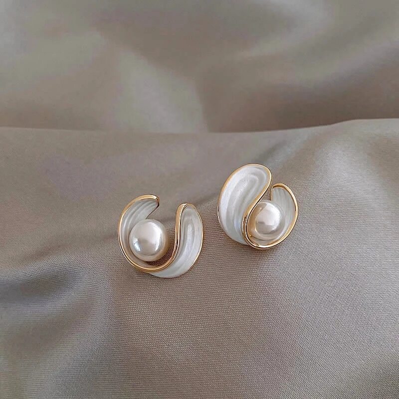 Elegant gold earrings with shining white opal and fine pearl