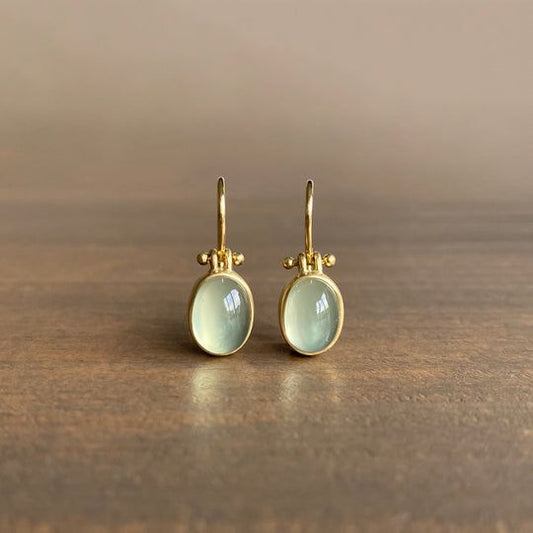 Stylish Vintage Earrings with Shimmering Green Moonstone