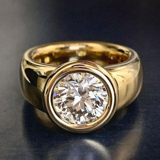 Elegant gold ring in vintage style with sparkling zirconia stones