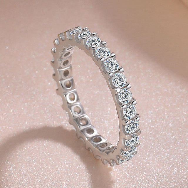 Elegant silver ring with sparkling zirconia inlay