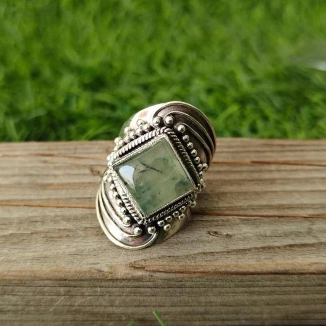 Elegant ring with exquisite emerald carving