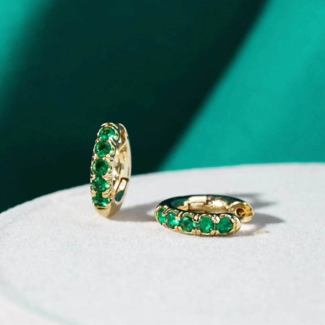 Elegant nut earrings with sparkling green zirconia in fine gold