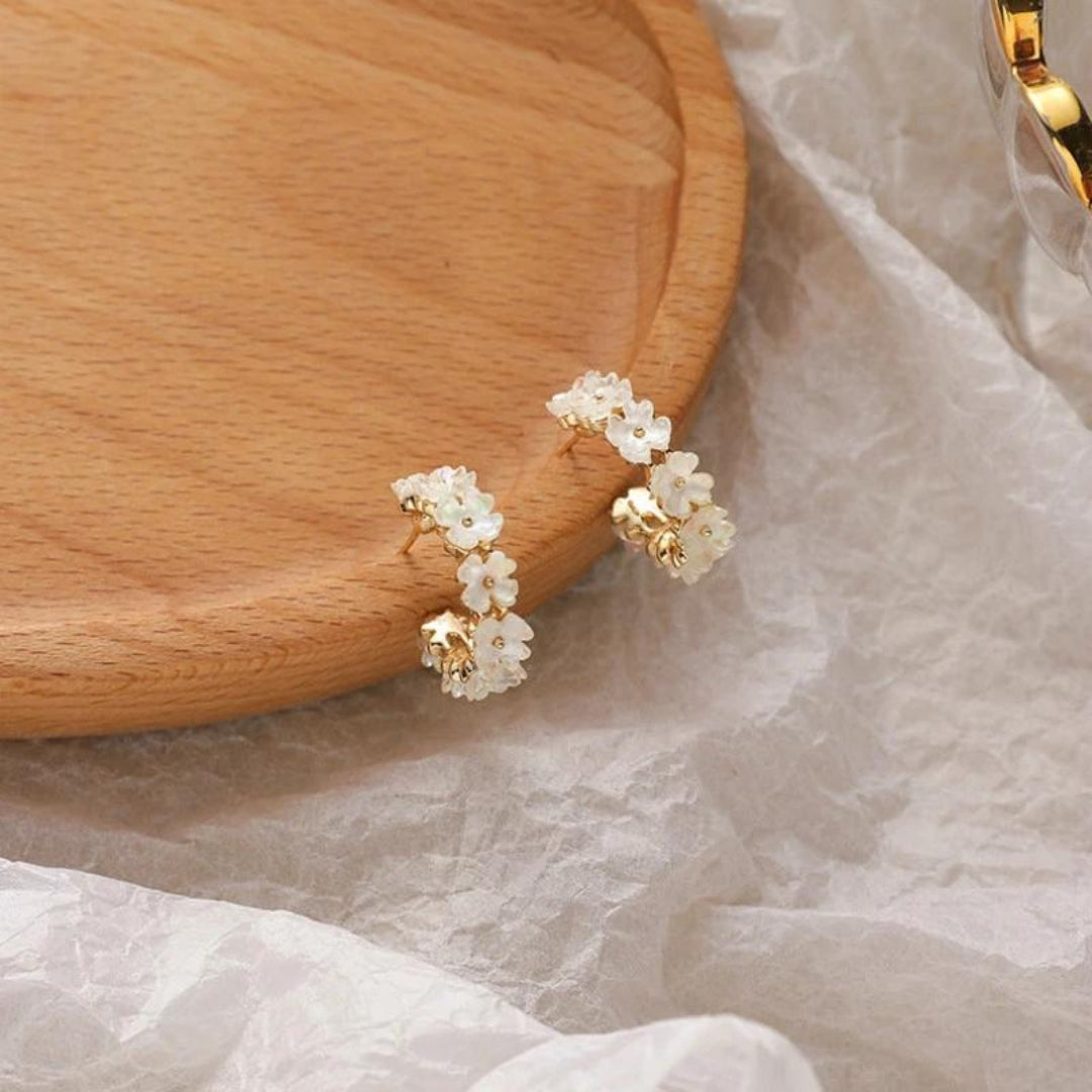 Elegant gold earrings with enchanting daisy design