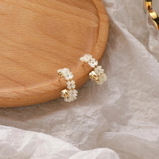 Elegant gold earrings with enchanting daisy design