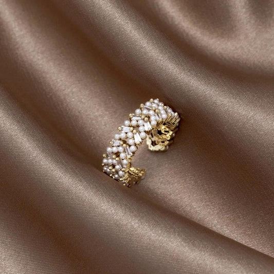 Elegant adjustable gold ring with stylish pearls