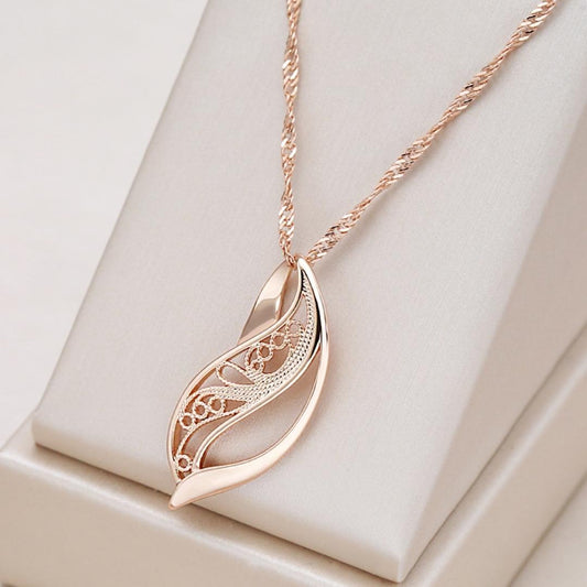 Graceful gold necklace with harmonious design