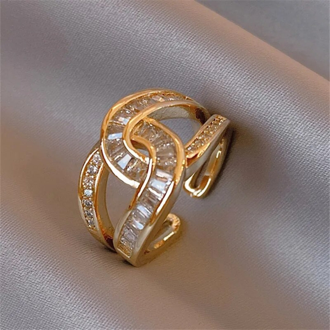 Elegant, shimmering knotted ring for a stylish appearance