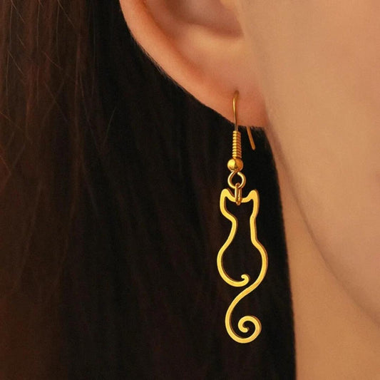 Elegant Vintage Cat Earrings in Gold Design