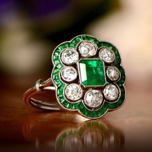 Stunning Vintage Emerald Ring - A Timeless Treasure!