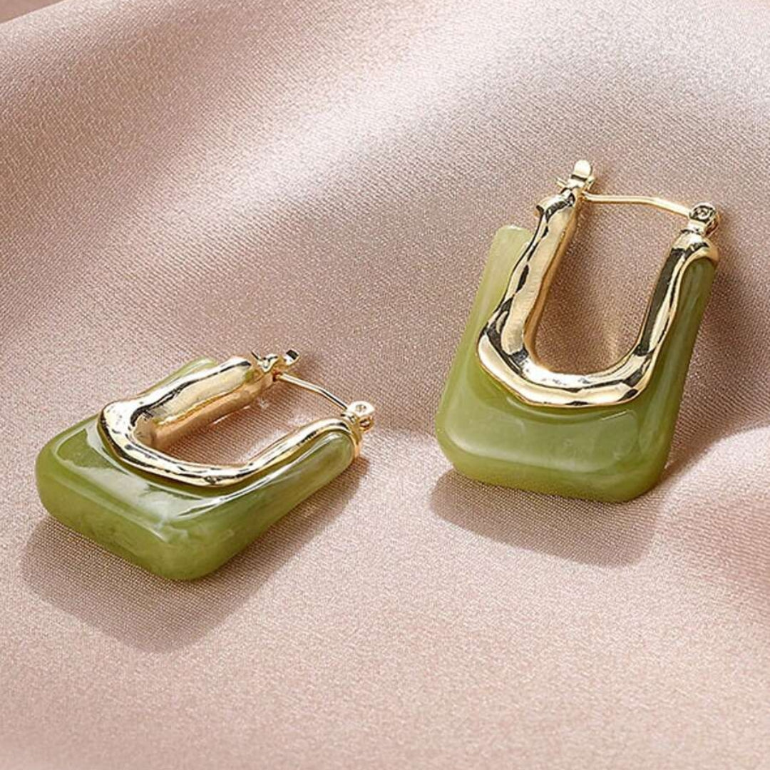 Elegant Vintage Earrings in radiant gold with enchanting green enamel