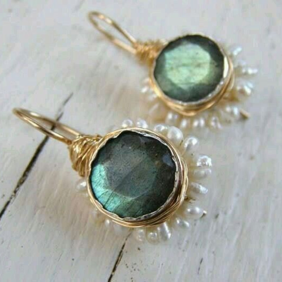 Elegant Vintage Green Stone Gold Earrings – A Touch of Glamour for Your Outfit!