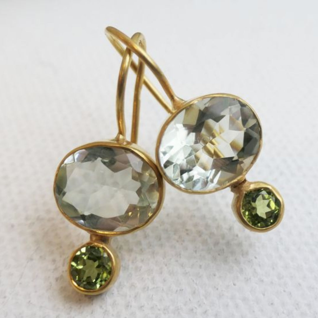 Elegant Vintage Earrings with Radiant Green Crystal and Noble Gold Finish