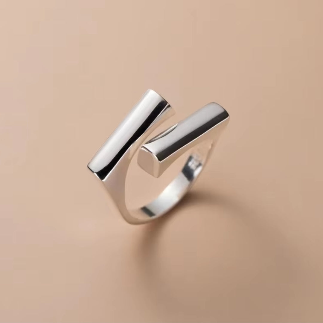 Elegant geometric ring with smooth interweavings