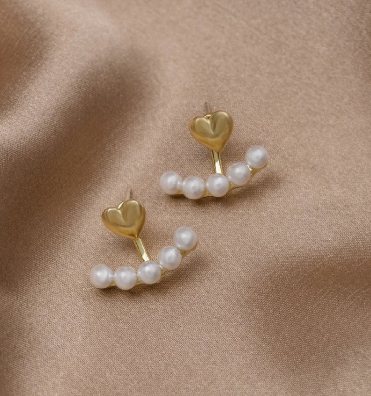 Elegant gold earrings with enchanting pearl hearts