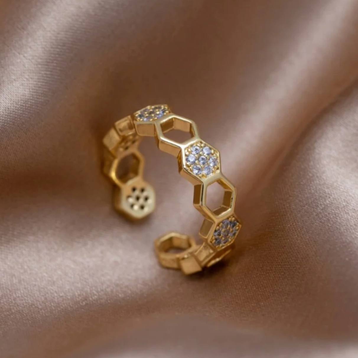 Elegant Golden Bee-Inspired Panel Ring