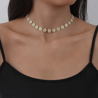 Elegant Gold Necklace with Daisy Design
