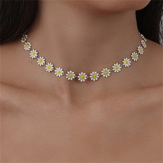 Elegant Gold Necklace with Daisy Design