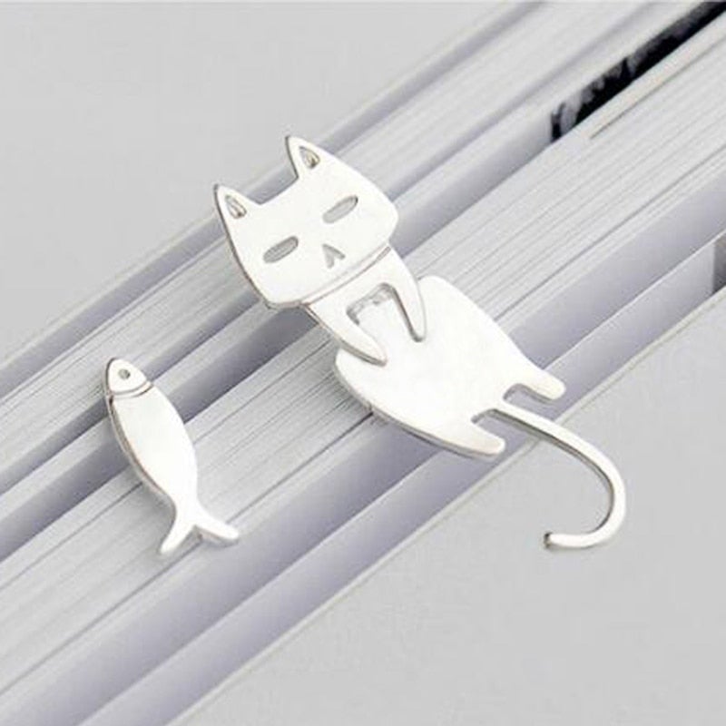 Elegant silver earrings with a cute climbing kittens design