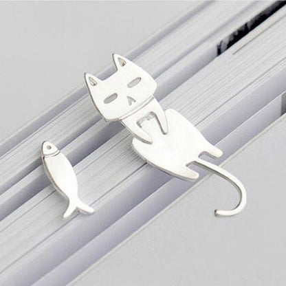 Elegant silver earrings with a cute climbing kittens design