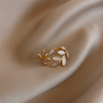 Elegant gold ring with leaf design