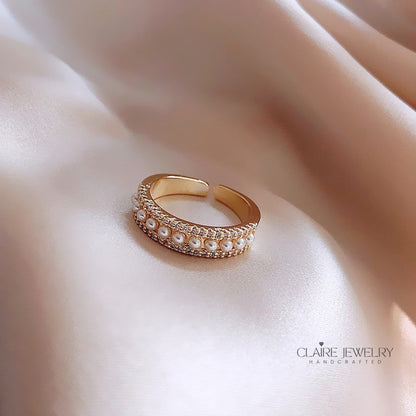 Luxury ring made of gold and pearls