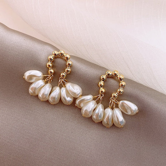 Elegant earrings with luxurious baroque pearls