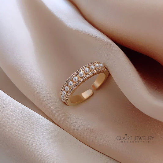 Luxury ring made of gold and pearls