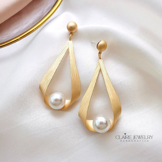 Crystal earrings and round pearls