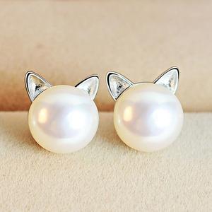 Cat earrings with elegant cultured pearls and fine silver