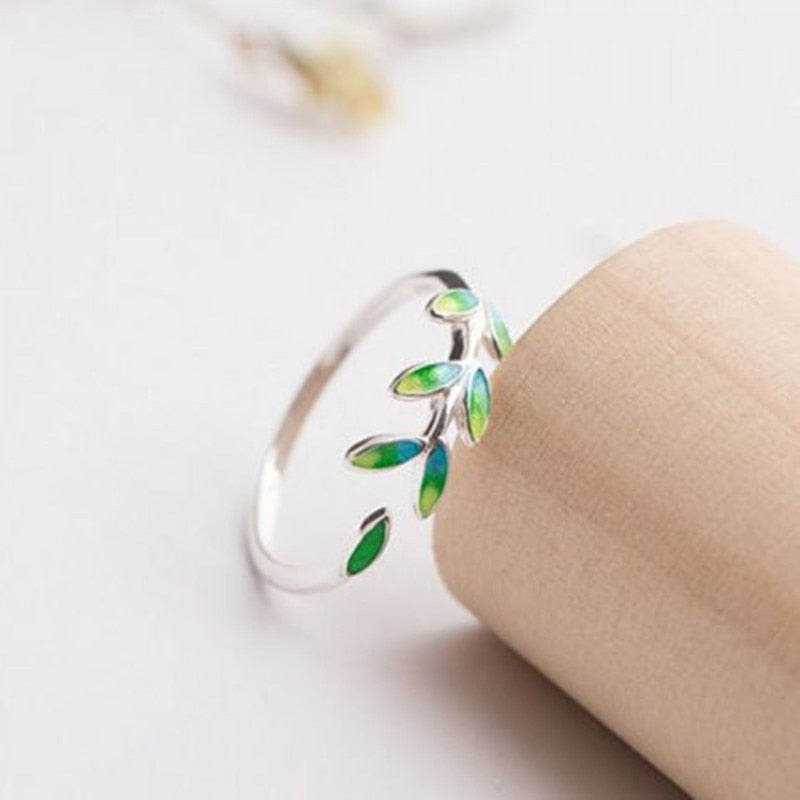 Elegant adjustable ring with green enamel leaf details in high-quality silver