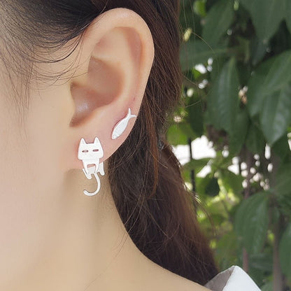 Elegant silver earrings with a cute climbing kittens design