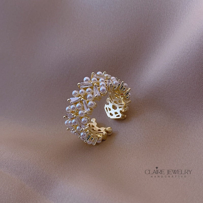 Luxurious Pearl Ring in Gold