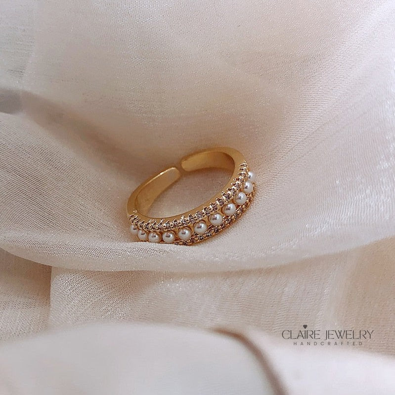 Luxury ring made of gold and pearls