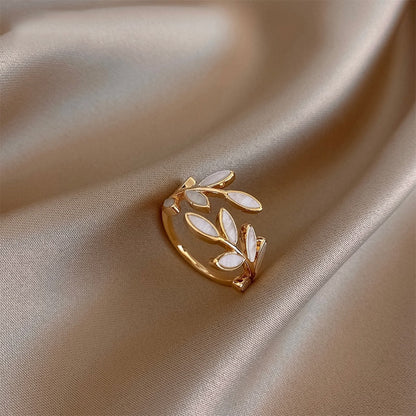 Elegant gold ring with leaf design