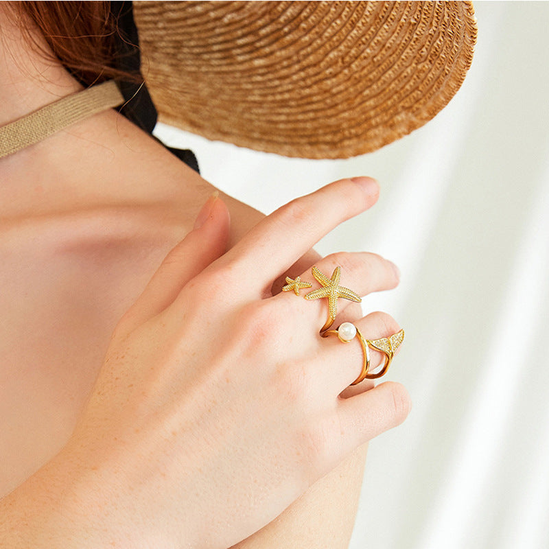 Elegant adjustable starfish ring made of silver and gold