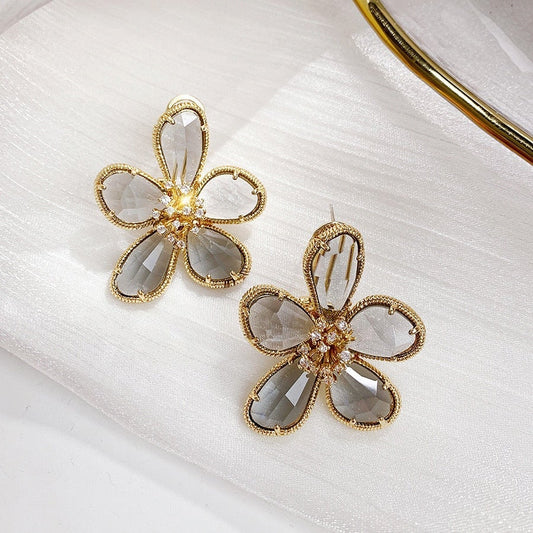 Elegant earrings with zirconia in the shape of a magnificent flower