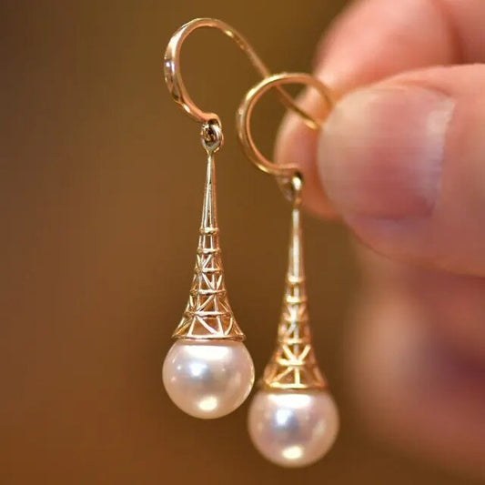 Fascinating gold-plated earrings with enchanting pearls – the perfect shiny accent for any occasion!