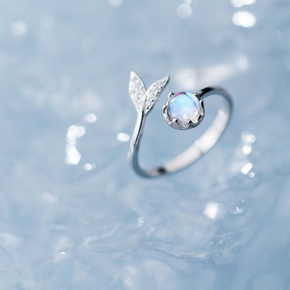 Universally adjustable ring with elegant dolphin tail made of high-quality sterling silver and brilliant blue zirconium dioxide