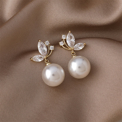 Exquisite earrings with exotic pearls and sparkling gold crystals