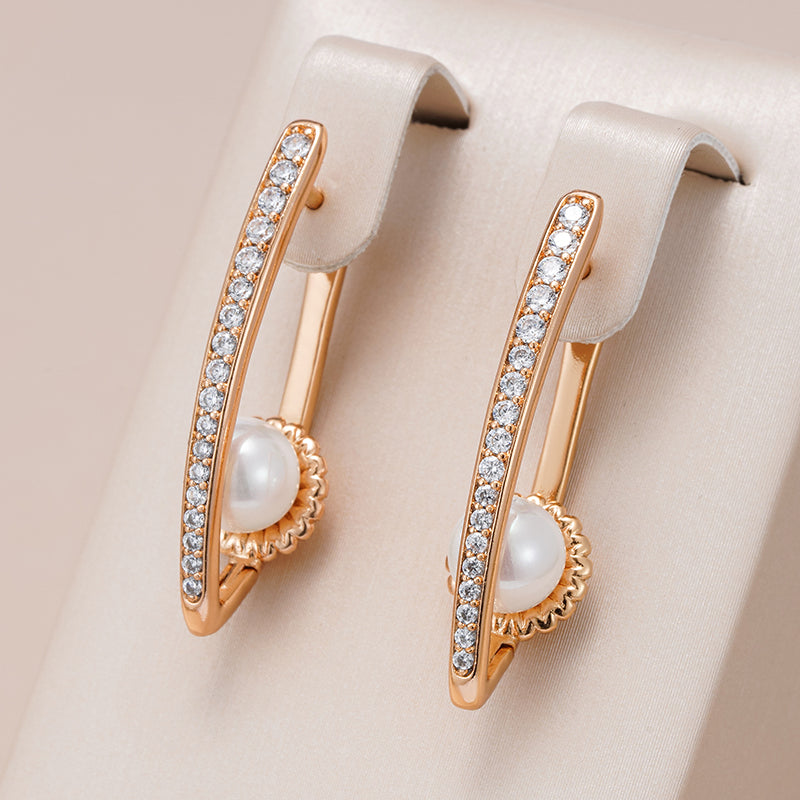 Glamorous earrings with sparkling rhinestones and elegant pearls