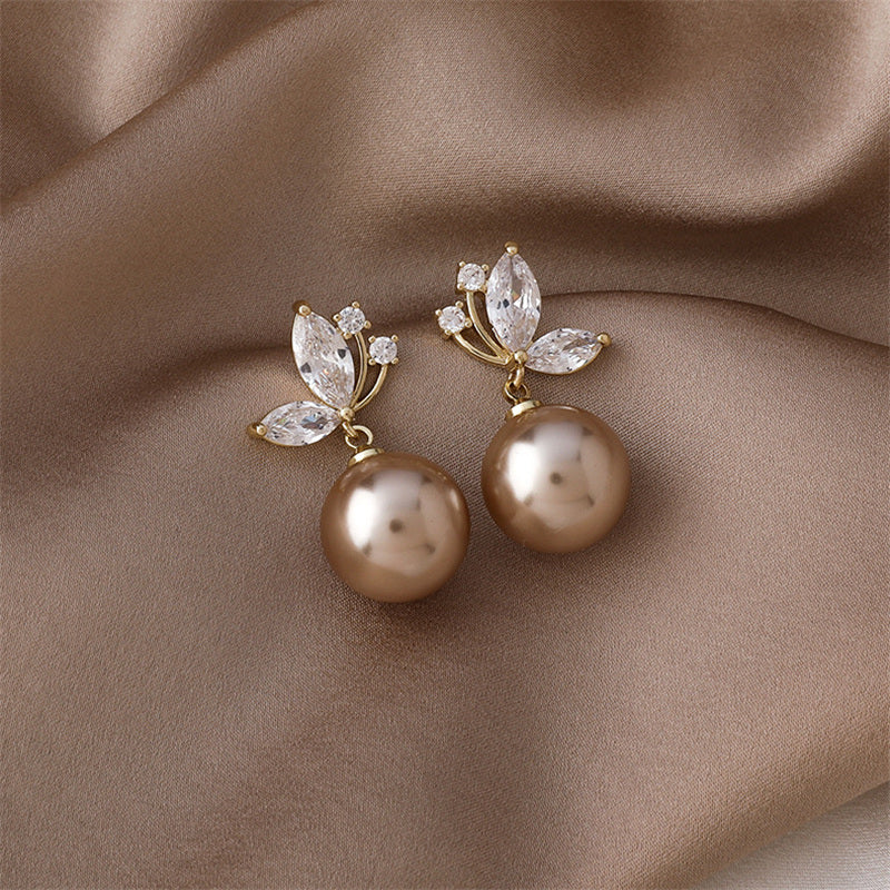 Exquisite earrings with exotic pearls and sparkling gold crystals