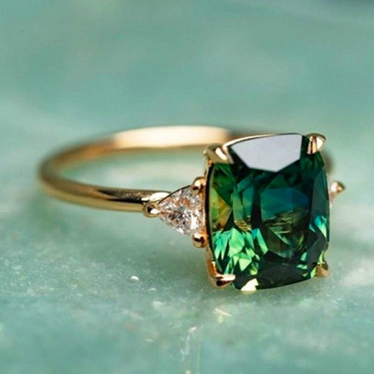 Noble Emerald Ring in Elegant Square Design