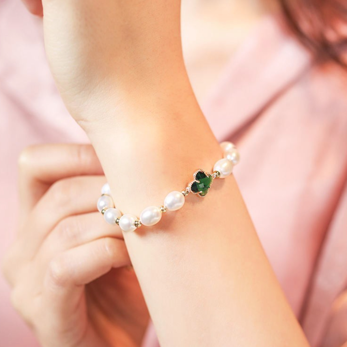 Elegant Emerald Clover Leaf Pearl Bracelet